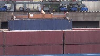 Santral Vinci bağlantı noktası, Duisburg - Almanya gündüz bir gemi için bir konteyner yükleme.