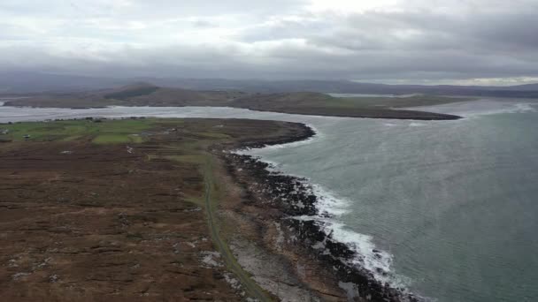 Flygfoto över kusten av Marameelan söder om Norrköping, County Donegal - Irland — Stockvideo