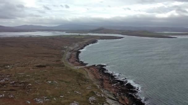 Vista aérea de la costa por Marameelan al sur de Dungloe, Condado de Donegal - Irlanda — Vídeos de Stock