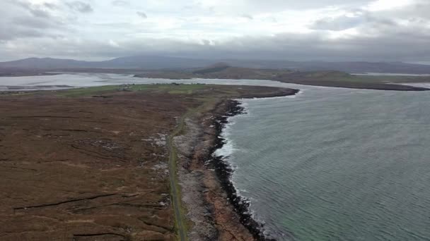 Widok z lotu ptaka wybrzeża przez Marameelan na południe od Dungloe, County Donegal - Irlandia — Wideo stockowe