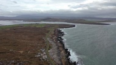 Dungloe, County Donegal - İrlanda güneyinde Marameelan tarafından şeridinin havadan görünümü
