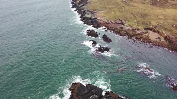 Вид с воздуха на побережье Марамелан к югу от Данглоу, графство Донегал - Ирландия — стоковое видео