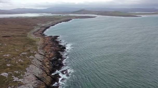 Vue aérienne de la côte par Marameelan au sud de Dungloe, comté de Donegal - Irlande — Video