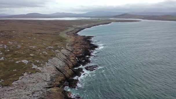 Widok z lotu ptaka wybrzeża przez Marameelan na południe od Dungloe, County Donegal - Irlandia — Wideo stockowe
