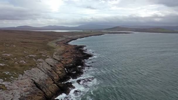 Widok z lotu ptaka wybrzeża przez Marameelan na południe od Dungloe, County Donegal - Irlandia — Wideo stockowe