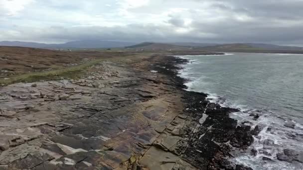 Flygfoto över kusten av Marameelan söder om Norrköping, County Donegal - Irland — Stockvideo