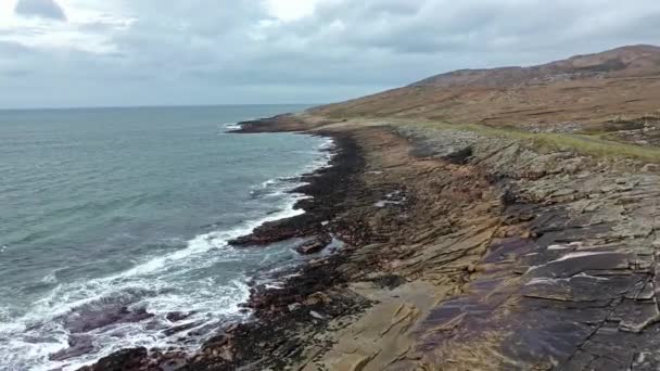 Flygfoto över kusten av Marameelan söder om Norrköping, County Donegal - Irland — Stockvideo