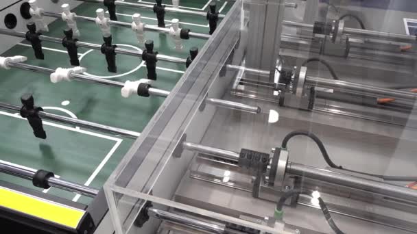 Concept van de mens tegen machine - kicker spelen tegen een robot met kunstmatige intelligentie — Stockvideo