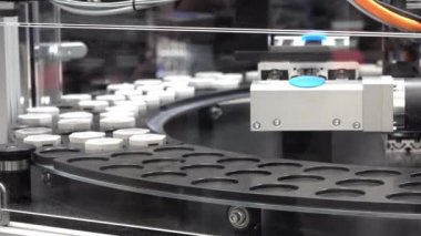 İlaç paketleri otomatik satırlarında bulunan ilaç Fabrikası üretim yakın çekim