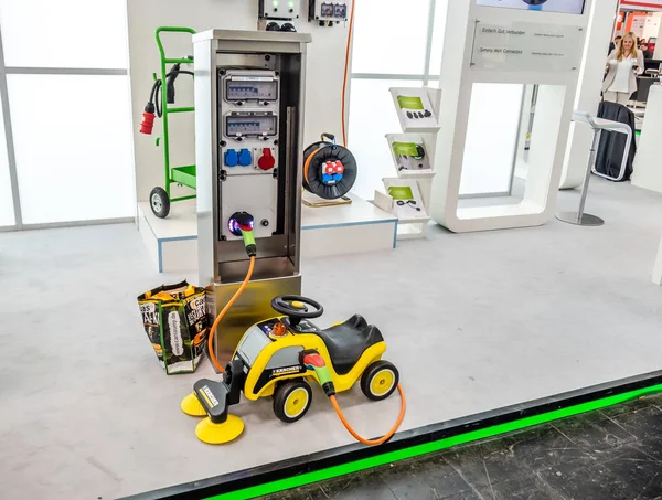 Αννόβερο, Γερμανία - 02 Απριλίου 2019: Παρουσιάζεται η νεώτερη τεχνολογία φόρτισης e-κινητικότητα στο πανηγύρι στο Ανόβερο — Φωτογραφία Αρχείου