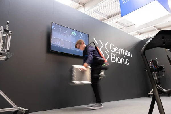 Hannover, Germania - 02 Aprile 2019: German Bionic presenta il primo esoscheletro robot per l'IoT industriale — Foto Stock