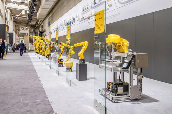 Hannover, Alemanha - 02 de abril de 2019: A FANUC apresenta a mais nova geração de robôs no HANNOVER FAIR — Fotografia de Stock