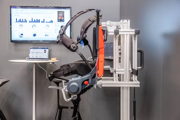 Αννόβερο, Γερμανία - 02 Απριλίου 2019: Γερμανικά βιονικά παρουσιάζει πρώτο ρομπότ εξωσκελετού για το βιομηχανικό Iot — Φωτογραφία Αρχείου