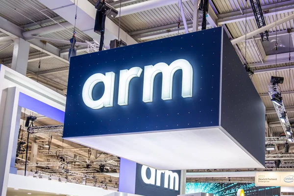 Hannover, Tyskland - April 02 2019: Arm visar nya innovationer på Hannover Messe — Stockfoto