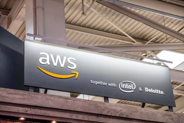 Hannover, Duitsland - April 02 2019: Amazon Web Services is de weergave van nieuwe innovaties op de Hannover Messe — Stockfoto