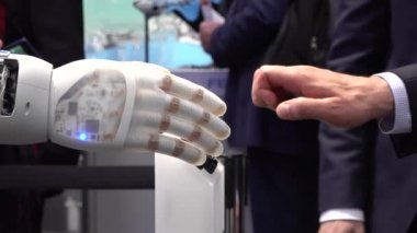 İnsan eli ve robotlar insan ve yapay zeka teknoloji arasındaki bağlantı bir sembolü olarak