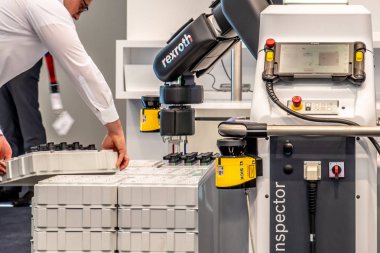 Hannover, Almanya - 02 Nisan 2019: Bosch Rexroth Hannover Messe adlı onların cobot yenilik görüntülüyor