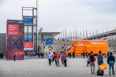 Hannover, Almanya - 02 Nisan 2019: Hannover Fuarı kalır dünyanın önde gelen Endüstriyel teknoloji, bu Telekom için vitrin ve ticaret