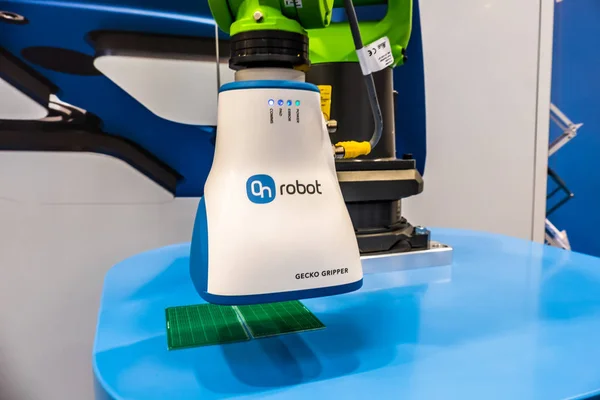 ALEMANHA, ALEMANHA - 02 DE ABRIL DE 2019: OnRobots Gecko Gripper é o vencedor do Prémio Robótica 2019 — Fotografia de Stock