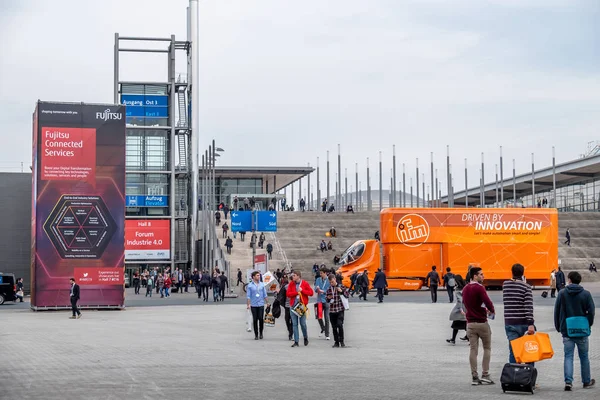 HANNOVER, ALEMANHA - 02 DE ABRIL DE 2019: A FAIR DE HANNOVER continua a ser a vitrine líder mundial para o comércio de tecnologia industrial, TI e telecomunicações — Fotografia de Stock