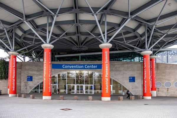 HANNOVER, ALLEMAGNE - 02 AVRIL 2019 : HANNOVER FAIR reste la première vitrine mondiale du commerce des technologies industrielles, des technologies de l'information et des télécommunications — Photo