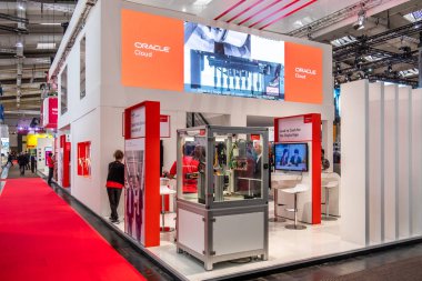Hannover, Almanya - 02 Nisan 2019: Oracle Hannover Messe adlı yeni yenilikler görüntülüyor