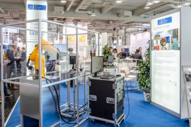 Hannover, Almanya - 02 Nisan 2019: Staubli cobots - işbirlikçi robotlar - ve Hgvs en yeni nesil Hannover Fuarında sunuluyor