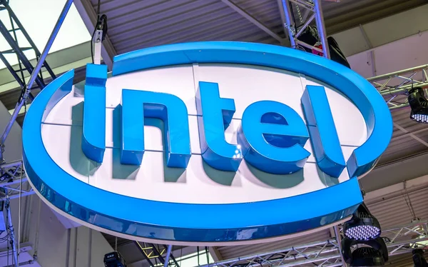 Hannover, Almanya - 02 Nisan 2019: Intel Hannover Messe adlı yeni yenilikler görüntülüyor