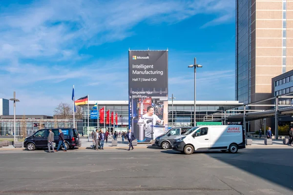 Hannover, Niemcy - 2019 02 kwietnia: Microsoft jest wyświetlanie nowych innowacji targach Hannover Messe — Zdjęcie stockowe