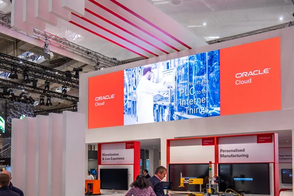 HANNOVER, ALEMANHA - ABRIL 02 2019: A Oracle está exibindo novas inovações na Feira de Hannover — Fotografia de Stock