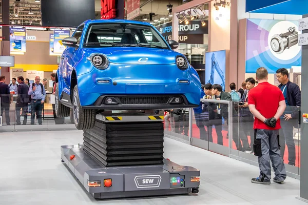 HANNOVER, ALEMANHA - 02 DE ABRIL DE 2019: SEW Eurodrive apresenta a produção do novo carro elétrico E.GO na FAIR DE HANNOVER — Fotografia de Stock