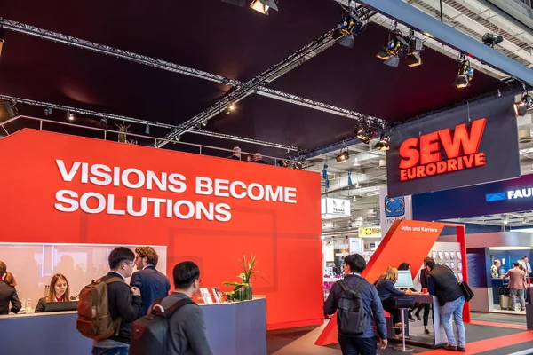 HANNOVER, ALEMANHA - 02 DE ABRIL DE 2019: SEW Eurodrive apresenta a produção do novo carro elétrico E.GO na FAIR DE HANNOVER — Fotografia de Stock