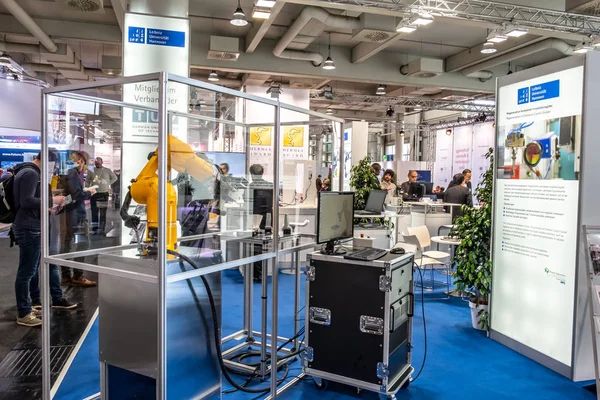 HANNOVER, GERMANIA - 02 APRILE 2019: Staubli presenta la nuova generazione di cobot - robot collaborativi - e HGV alla fiera HANNOVER — Foto Stock