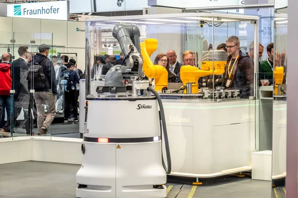 Αννόβερο, Γερμανία - 02 Απριλίου 2019: Staubli παρουσιάζει τη νεότερη γενιά των cobots - συνεργατική ρομπότ - και βαρέα οχήματα στο Ανόβερο Fair — Φωτογραφία Αρχείου