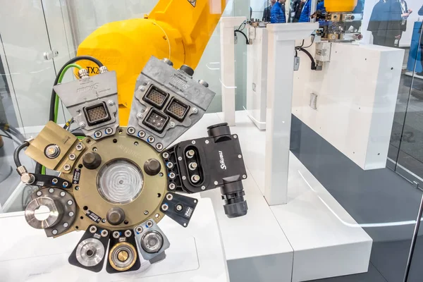 Hannover, deutschland - 02. April 2019: staubli präsentiert auf der hannover messe die neueste generation von cobots - kollaborativen robotern - und hgvs — Stockfoto