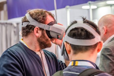Hannover, Almanya - 02 Nisan 2019: Igus Hannover Messe adlı kendi en yeni Vr yenilikleri sunuyor