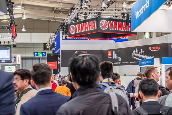 HANNOVER, GERMANIA - 02 APRILE 2019: Yamaha presenta le sue ultime innovazioni alla Fiera di Hannover — Foto Stock