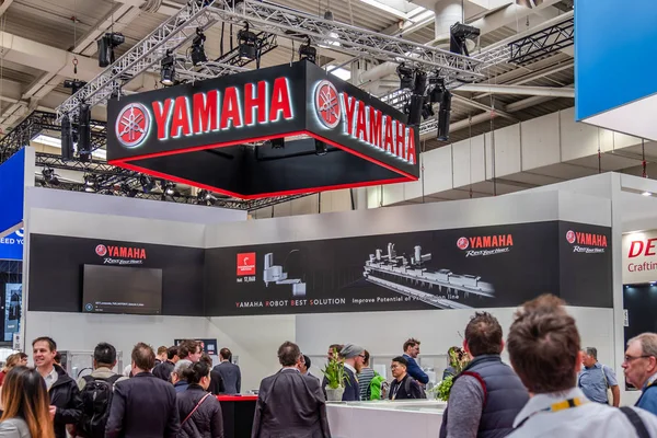 HANNOVER, ALEMANHA - ABRIL 02 2019: A Yamaha apresenta as suas mais recentes inovações na Feira de Hannover — Fotografia de Stock