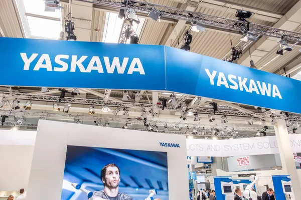 HANNOVER, GERMANIA - 02 APRILE 2019: Yaskawa presenta nuove innovazioni alla Fiera di Hannover — Foto Stock