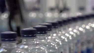 Üretim bandında hareket plastik şişelerde içme suyu
