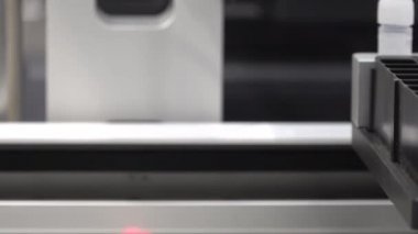 Plastik şişelerde ilaç üretiminin kapatılması ilaç fabrikasındaki otomatik hatlarda.