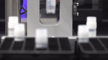 Plastik şişelerde ilaç üretiminin kapatılması ilaç fabrikasındaki otomatik hatlarda.