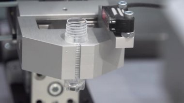 Plastik şişelerde ilaç üretiminin kapatılması ilaç fabrikasındaki otomatik hatlarda.