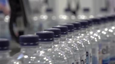 İnsan eli ve robotlar insanlar ve yapay zeka heavy metal performans arasında bağlantı bir sembolü olarak oturum açın