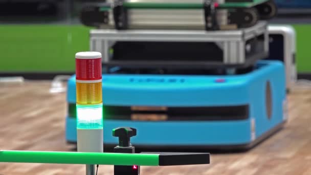 Semáforo en fábrica inteligente totalmente automatizada que muestra verde mientras que el vehículo automatizado está girando en segundo plano — Vídeos de Stock