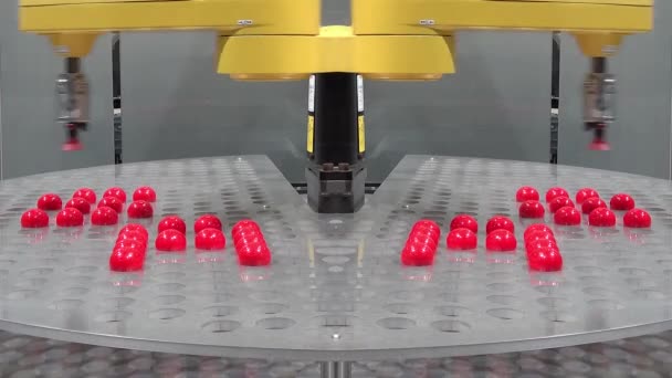 Robot automatique très rapide triage de bras boules rouges — Video