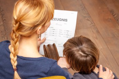 Anne ve oğul iyi okul sertifikası hakkında mutluyuz-çeviri: Doğum disiplinlerinin sertifika günü müzik okuma din Almanca İngilizce matematik sanat matematik çok iyi, iyi