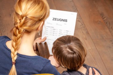 Anne ve oğul iyi okul sertifikası hakkında mutluyuz-çeviri: Doğum disiplinlerinin sertifika günü müzik okuma din Almanca İngilizce matematik sanat matematik çok iyi, iyi