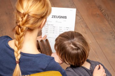 Anne ve oğul iyi okul sertifikası hakkında mutluyuz-çeviri: Doğum disiplinlerinin sertifika günü müzik okuma din Almanca İngilizce matematik sanat matematik çok iyi, iyi