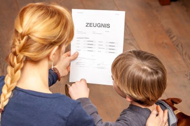 Kötü okul sertifikası rağmen anne rahatlatma oğlu-çeviri: Doğum disiplinleri müzik okuma din Almanca İngilizce matematik sanat matematik yetersiz Grade f eksikliği sertifika günü